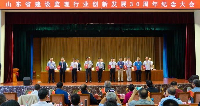 紀森領獎.jpg 紀森領獎.jpg